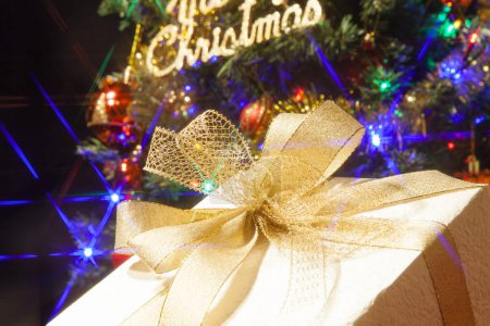 Téléchargez les photos : Un arbre de Noël avec un cadeau - en image libre de droit