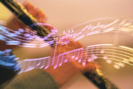 Téléchargez les photos : Notes de musique avec violon sur fond - en image libre de droit