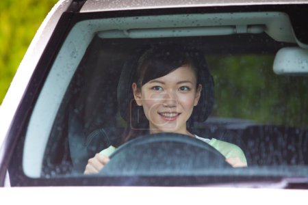 Téléchargez les photos : Asiatique femme conduite voiture sur fond - en image libre de droit