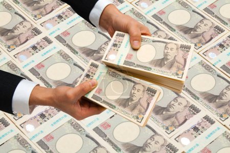 Téléchargez les photos : Les mains de l 'homme tenant des billets en yen japonais - en image libre de droit