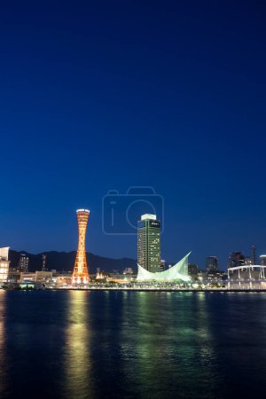 Hafen von Kobe und Kobe Tower, Japan am Abend