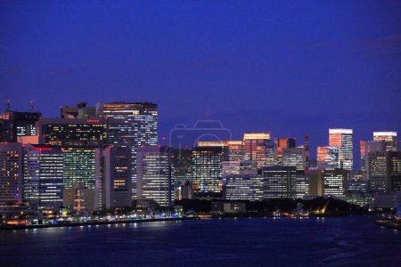 Téléchargez les photos : Vue de la nuit avec le tokyo skyline - en image libre de droit