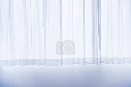 Foto de Cortina blanca en habitación vacía sobre fondo - Imagen libre de derechos