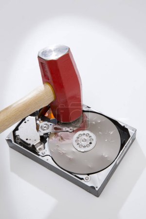 Foto de Destrucción, eliminación de datos, información en una unidad de disco duro con martillo - Imagen libre de derechos
