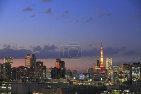 Téléchargez les photos : Moderne Tokyo Sky Tower le soir à Tokyo, Japon - en image libre de droit