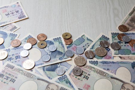 Téléchargez les photos : Monnaie japonaise, billets et pièces en yen - en image libre de droit