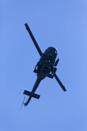 Téléchargez les photos : Hélicoptère militaire dans le ciel bleu sur fond - en image libre de droit