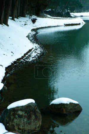 Téléchargez les photos : Beau paysage hivernal avec forêt enneigée et rivière - en image libre de droit