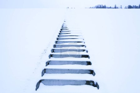 Téléchargez les photos : Escaliers enneigés, heure d'hiver - en image libre de droit