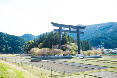Foto de Oyunohara con Otorii, la antigua ubicación de Kumano Hongu Taisha con la puerta torii más grande del mundo - Imagen libre de derechos