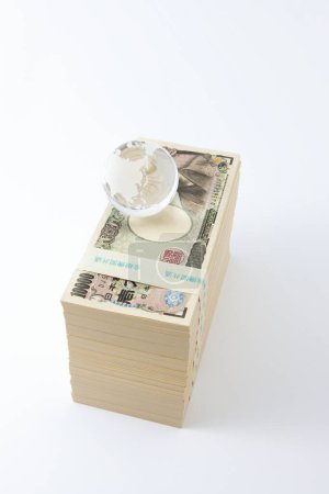 Foto de Billetes de yen japonés sobre fondo blanco - Imagen libre de derechos
