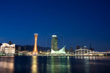 Port de Kobe et tour Kobe, Japon le soir