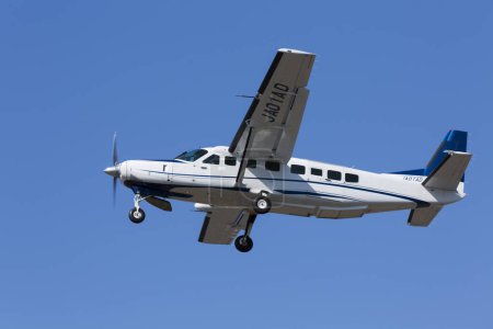 Téléchargez les photos : Avion volant dans le ciel bleu sur fond - en image libre de droit