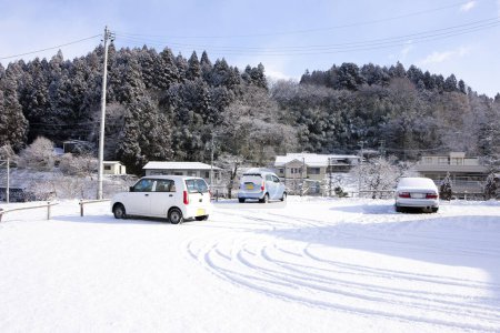 Foto de Paisaje invernal con casas cubiertas de nieve - Imagen libre de derechos