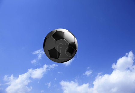 Téléchargez les photos : Ballon de football volant sur fond de ciel - en image libre de droit