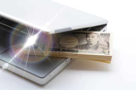 Foto de Pila de dinero del yen japonés y portátil en el fondo - Imagen libre de derechos