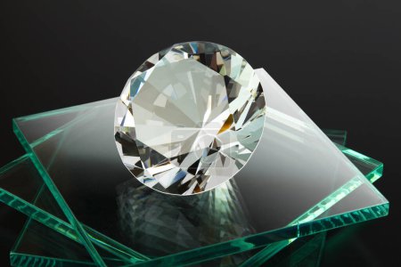 Téléchargez les photos : Diamant dans le concept de luxe sur fond, gros plan - en image libre de droit