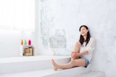 Foto de Retrato de hermosa joven asiática mujer en luz casa interior - Imagen libre de derechos