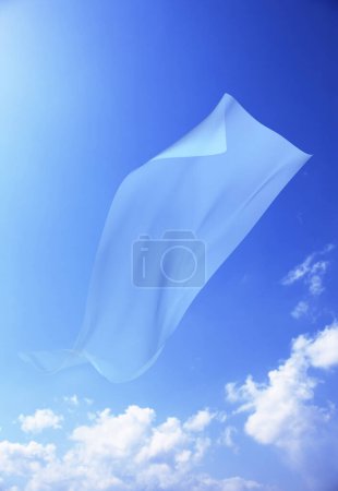 Foto de Hermoso cielo azul con tela voladora - Imagen libre de derechos