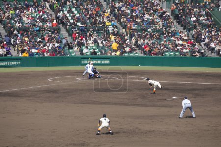 Foto de Estadio Koshien con partido de béisbol, Hyogo, Japón - Imagen libre de derechos