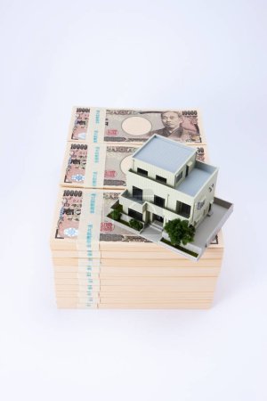 Foto de Billetes de yen japoneses y modelo de casa pequeña - Imagen libre de derechos