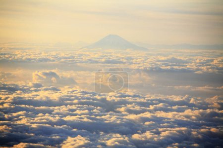 Téléchargez les photos : Vue aérienne du mont Fuji et des nuages d'en haut, Japon - en image libre de droit