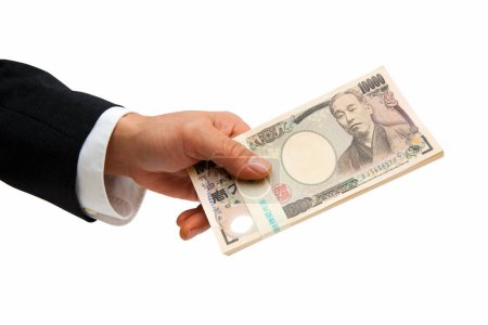 Téléchargez les photos : Main mâle tenant de l'argent japonais, billets en yen isolés sur fond blanc - en image libre de droit