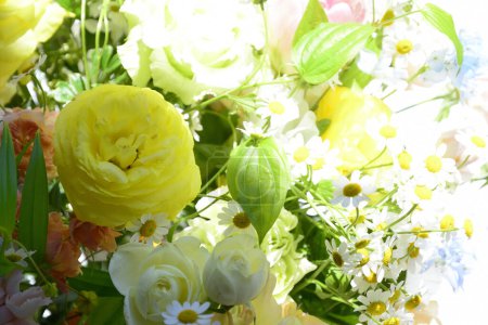 Téléchargez les photos : Bouquet de fleurs fraîches, composition florale - en image libre de droit