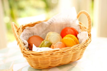Téléchargez les photos : Vue rapprochée de délicieux macarons colorés dans le panier - en image libre de droit