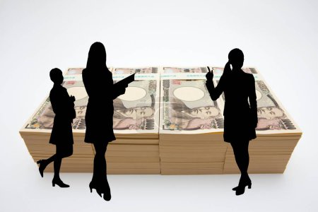 Foto de Mujeres de negocios con una pila de dinero - Imagen libre de derechos