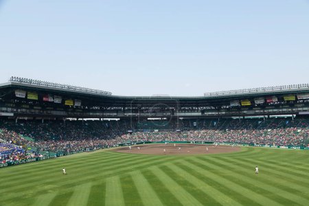 Foto de Estadio Koshien con partido de béisbol y gente, Hyogo, Japón - Imagen libre de derechos