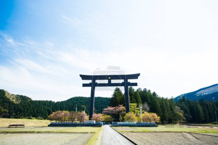 Foto de Oyunohara con Otorii, la antigua ubicación de Kumano Hongu Taisha con la puerta torii más grande del mundo - Imagen libre de derechos