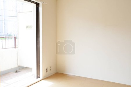 Foto de Habitación vacía diseño interior con balcón - Imagen libre de derechos