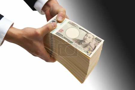 Foto de Manos masculinas sosteniendo dinero yen japonés - Imagen libre de derechos