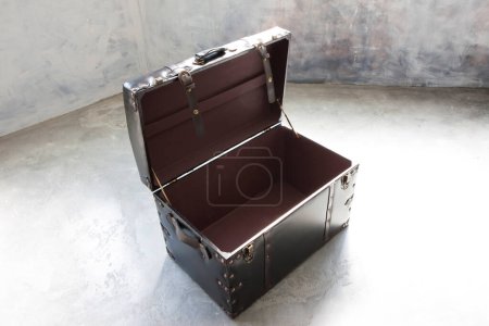 Téléchargez les photos : Vieille valise sur fond de chambre vide - en image libre de droit