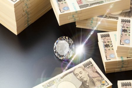 Téléchargez les photos : Monnaie japonaise, pile de billets en yen avec diamant - en image libre de droit