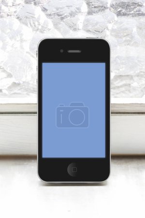 Téléchargez les photos : Smartphone blanc fond en bois, gros plan - en image libre de droit