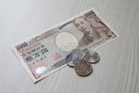 Téléchargez les photos : Monnaies japonaises en yens et billets en yens sur fond - en image libre de droit