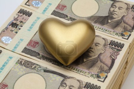 Téléchargez les photos : Monnaie japonaise, billets en yen avec cœur doré - en image libre de droit