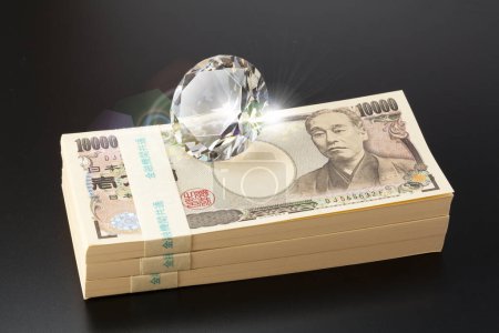 Téléchargez les photos : Monnaie japonaise, pile de billets en yen avec diamant - en image libre de droit