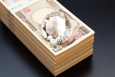 Foto de Moneda japonesa, pila de billetes de yen con diamante - Imagen libre de derechos