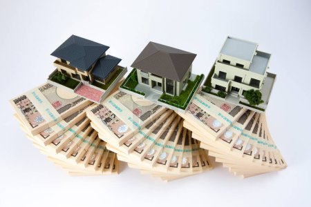 Téléchargez les photos : Billets en yen japonais et modèles de petites maisons sur fond - en image libre de droit