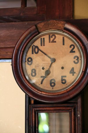 Téléchargez les photos : Horloge vintage sur un mur en bois sur fond, gros plan - en image libre de droit