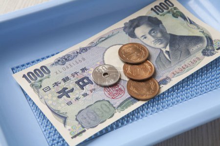 Foto de Monedas de yen japonesas y billetes de yen en segundo plano - Imagen libre de derechos