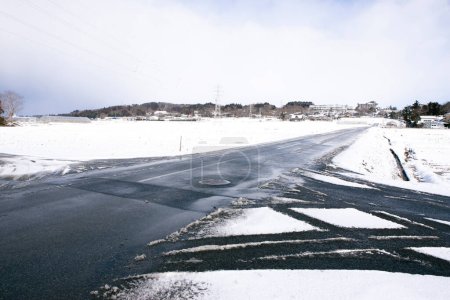 Téléchargez les photos : Paysage hivernal avec route asphaltée enneigée - en image libre de droit