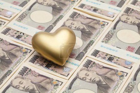 Foto de Moneda japonesa, billetes de yen con corazón de oro - Imagen libre de derechos