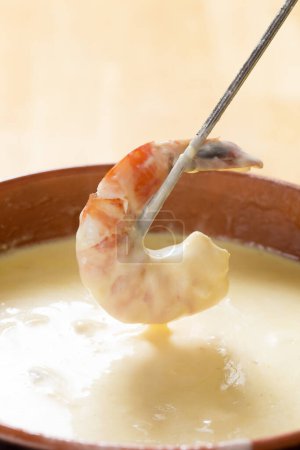 Téléchargez les photos : Vue rapprochée de délicieuse fondue au fromage aux crevettes - en image libre de droit