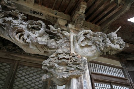 Téléchargez les photos : Gros plan plan détaillé de sculpture en bois sculpté dans un ancien sanctuaire japonais pour le fond - en image libre de droit