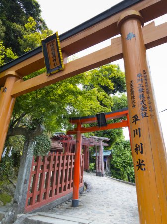 Téléchargez les photos : Vue pittoresque d'un magnifique ancien sanctuaire japonais - en image libre de droit