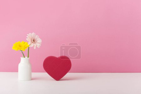 Téléchargez les photos : Forme de coeur et fleurs sur fond rose - en image libre de droit